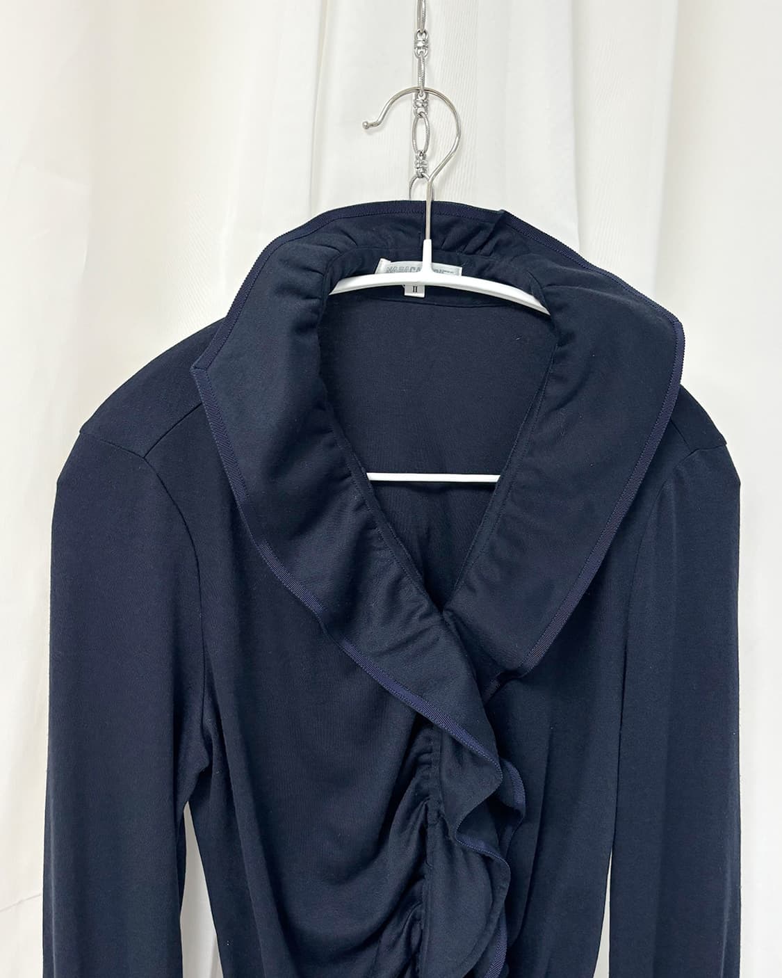 NARACAMICIE 웨이브 러플 셔링 네이비 슬림 티셔츠 상품이미지3