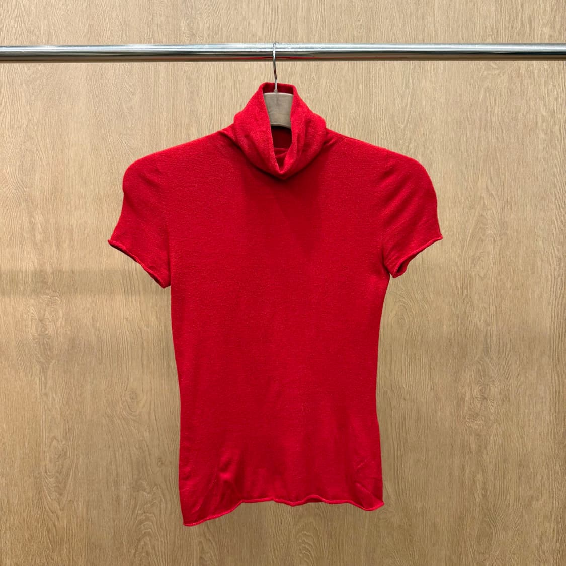 막스앤코 터틀넥 반팔 니트 파인 니트 롤 엣지 디테일 슬림핏 레드 상품이미지3