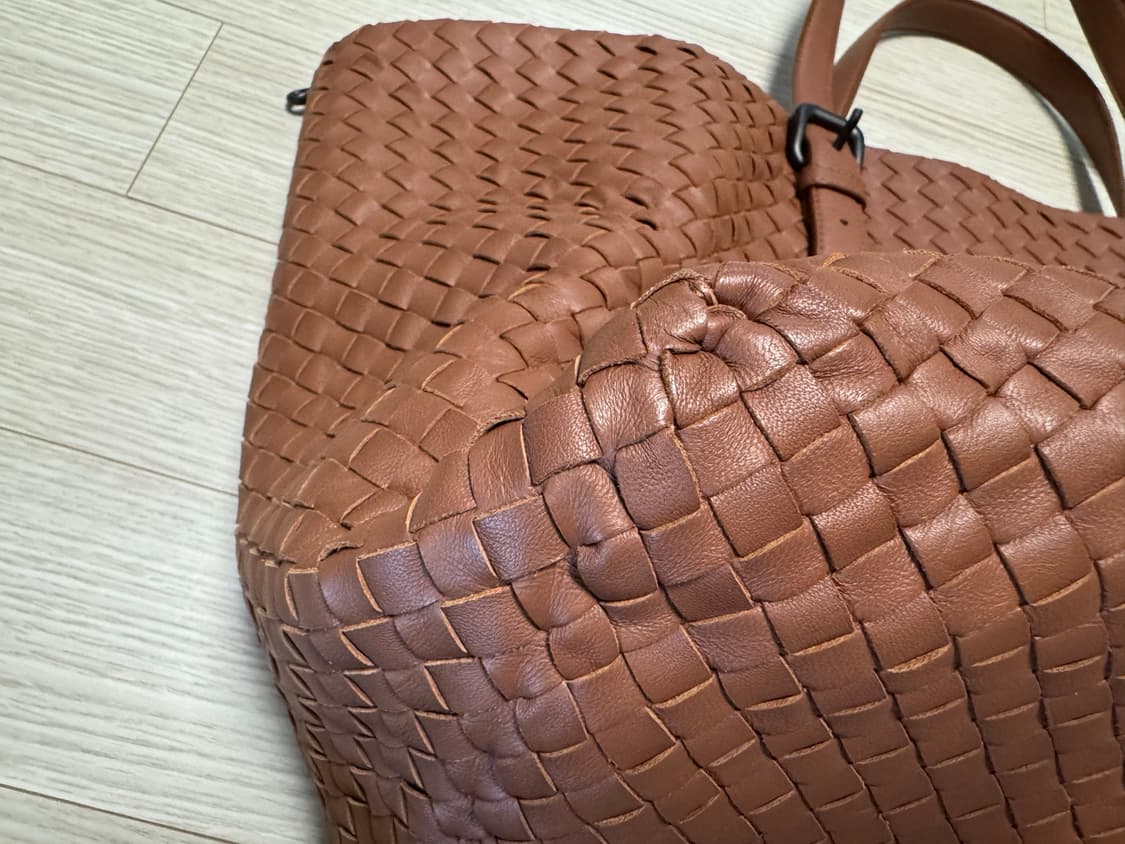 보테가베네타 세스타 라지 카멜색상 판매합니다 상품이미지10