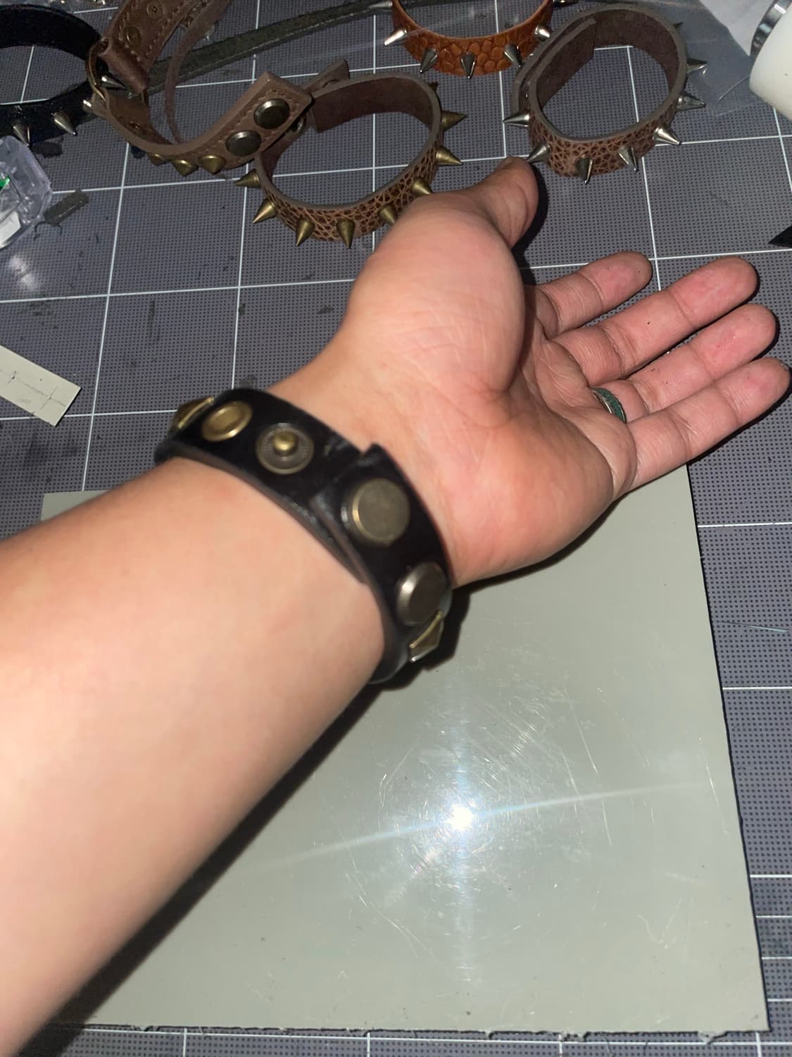 Studs eyelet leather bracelet 상품이미지4