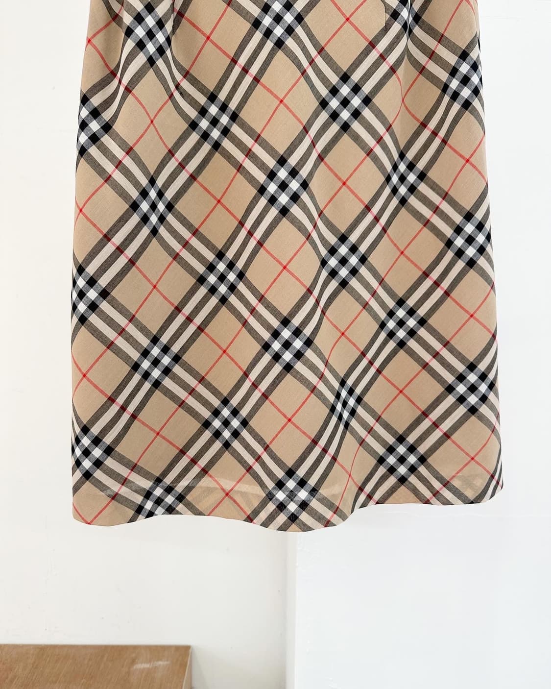 버버리 블루라벨 베이지 노바체크 미디 스커트  상품이미지5