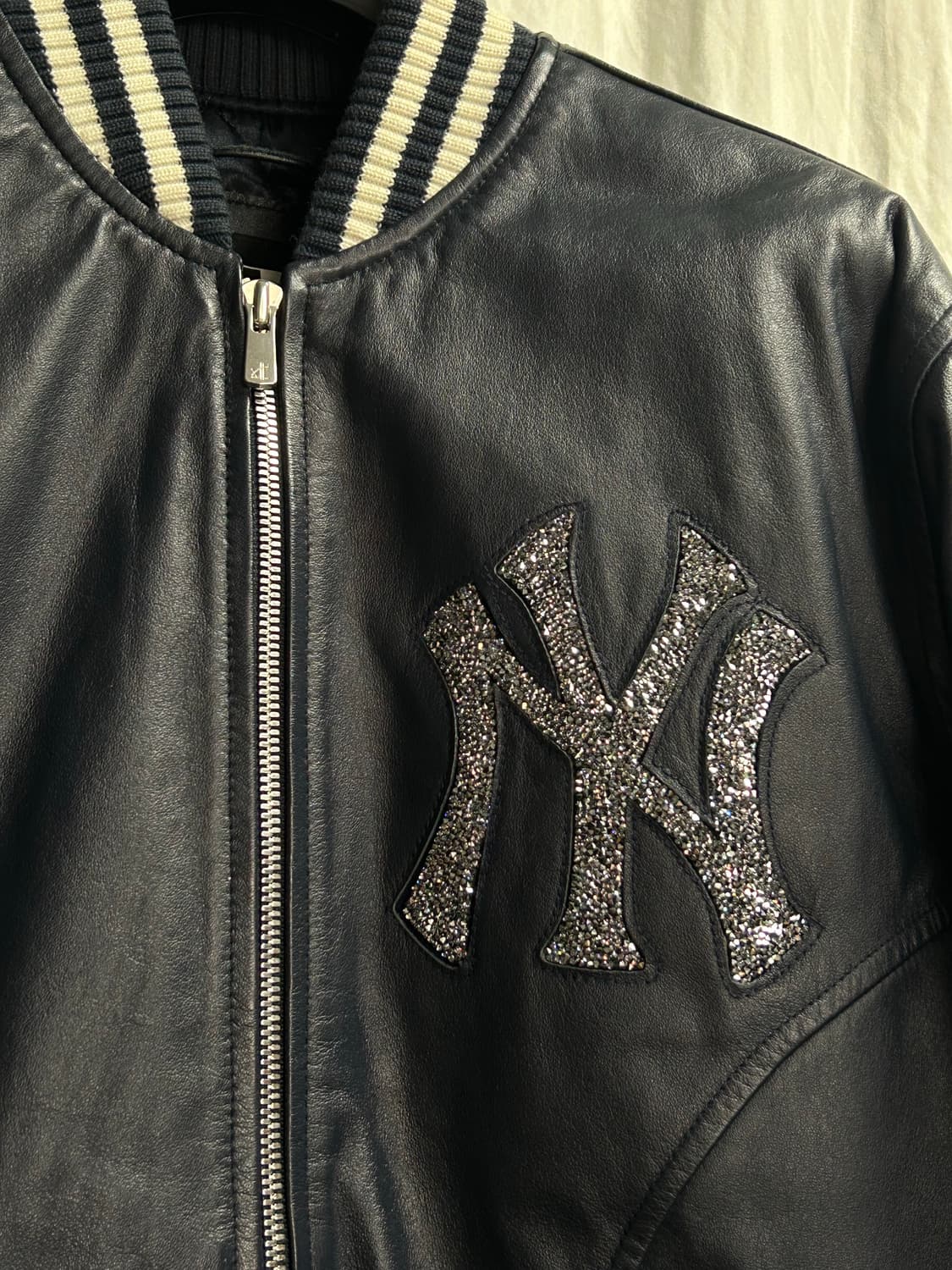 뉴에라 스와로브스키 뉴욕 양키스 레더 자켓 xs 상품이미지3