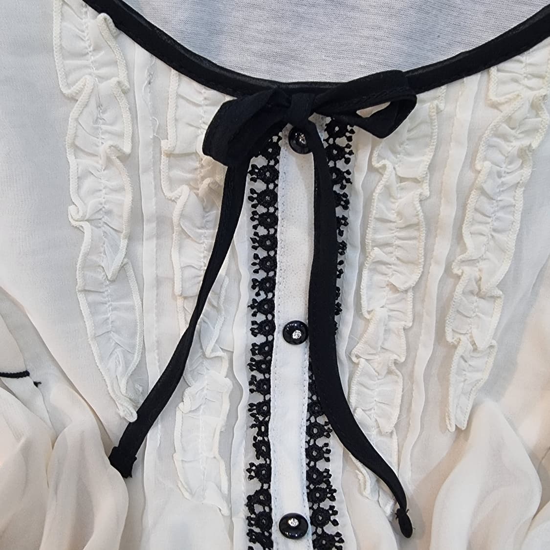 블랙 파이핑 쉬폰프릴 블라우스 상품이미지2