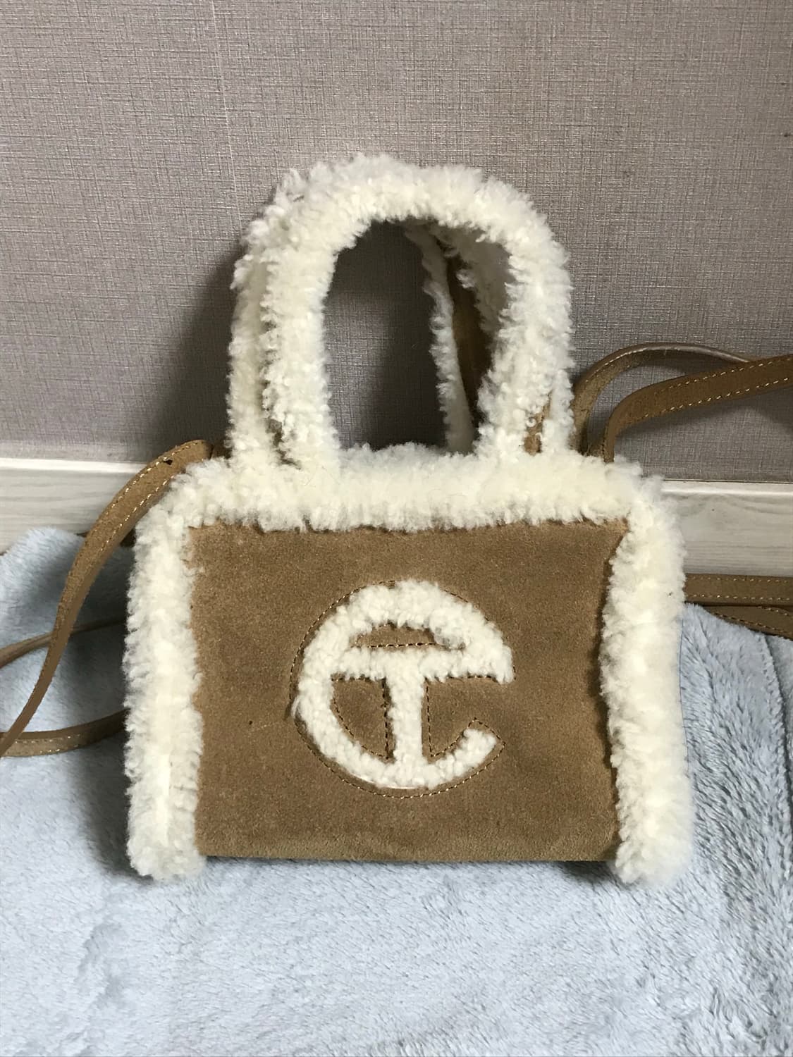 UGG x Telfar 쇼퍼백 정품 (스몰/체스트넛) 상품이미지1