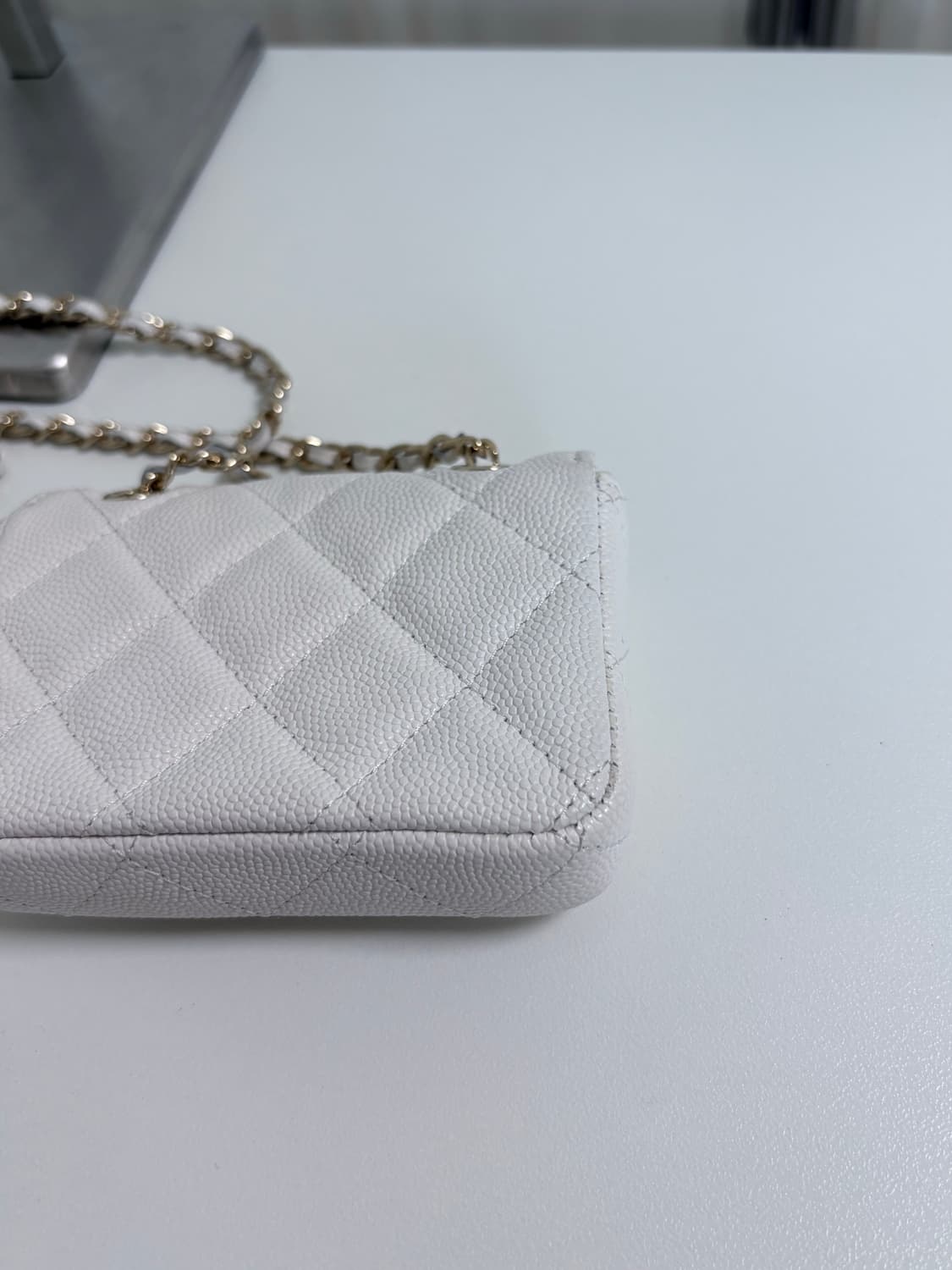 샤넬 캐비어 화이트 체인 벨트백 (내장칩버전) 상품이미지9