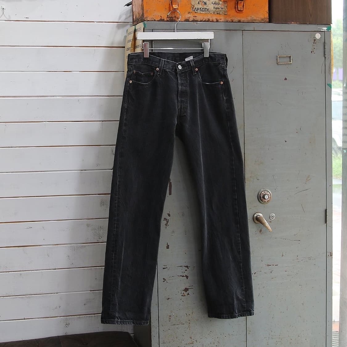 (착용컷) 리바이스 501 흑청 (남성용 31-32) 상품이미지1