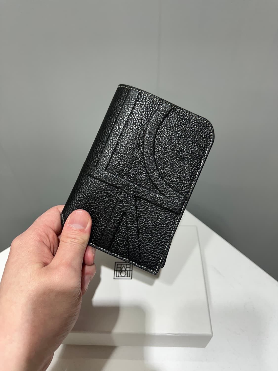 (정품/새상품) TOTEME 토템 여성 블랙 모노그램 레더 여권 지갑 상품이미지1