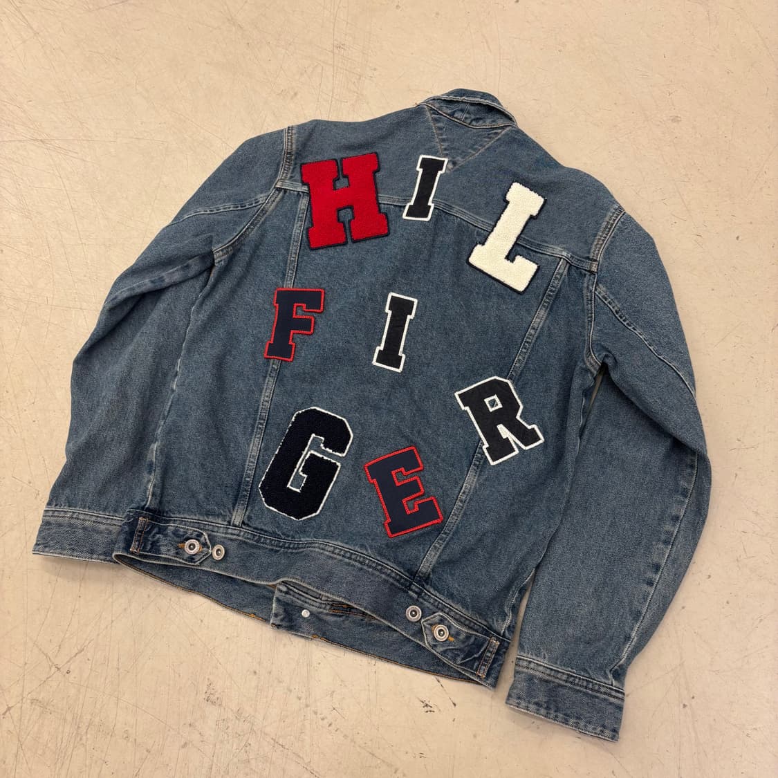 타미힐피거 스펠 패치 트러커 데님 자켓 상품이미지1
