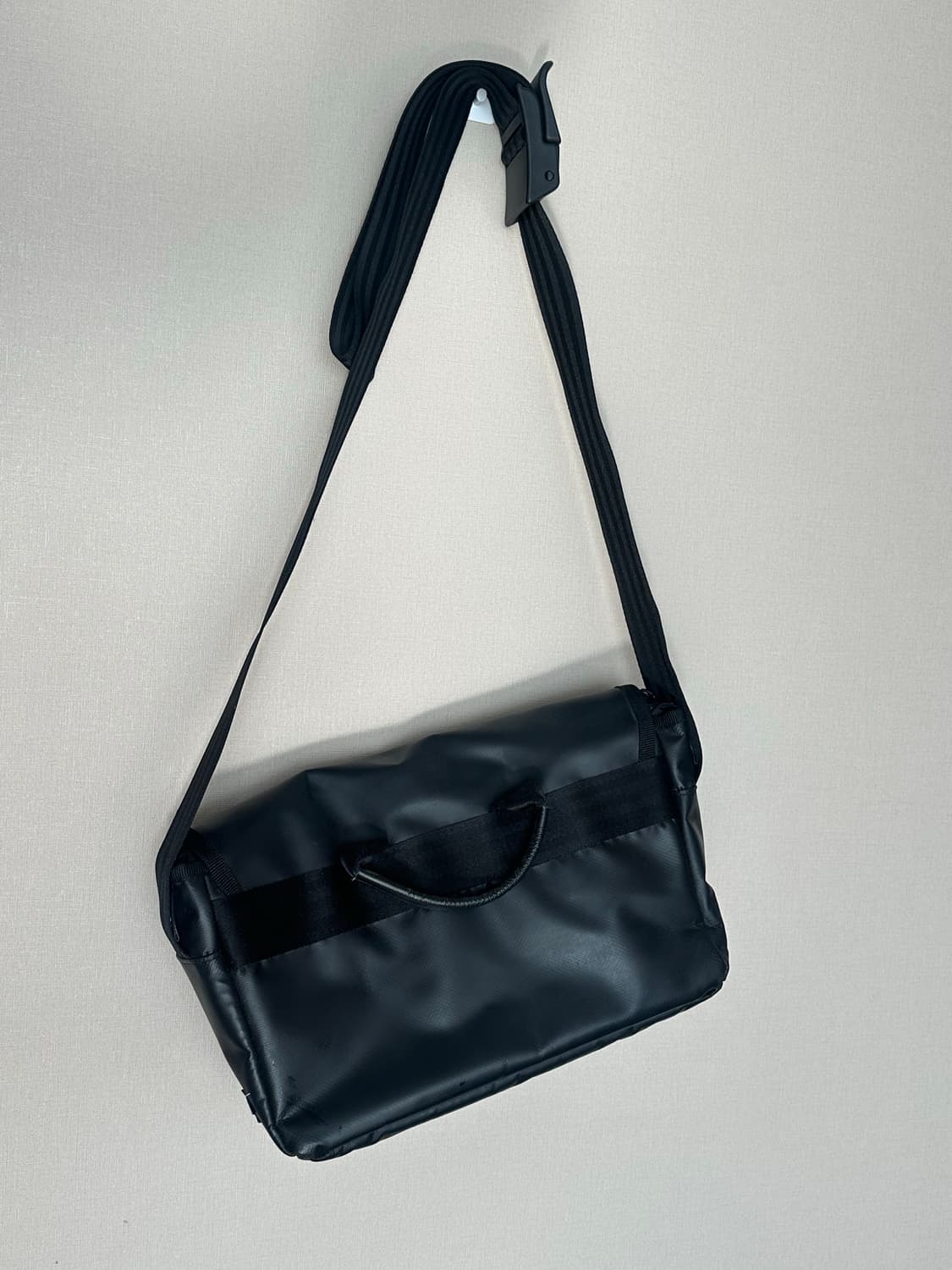 아더에러 트레이스 애드모어 크로스바디백 블랙 상품이미지3