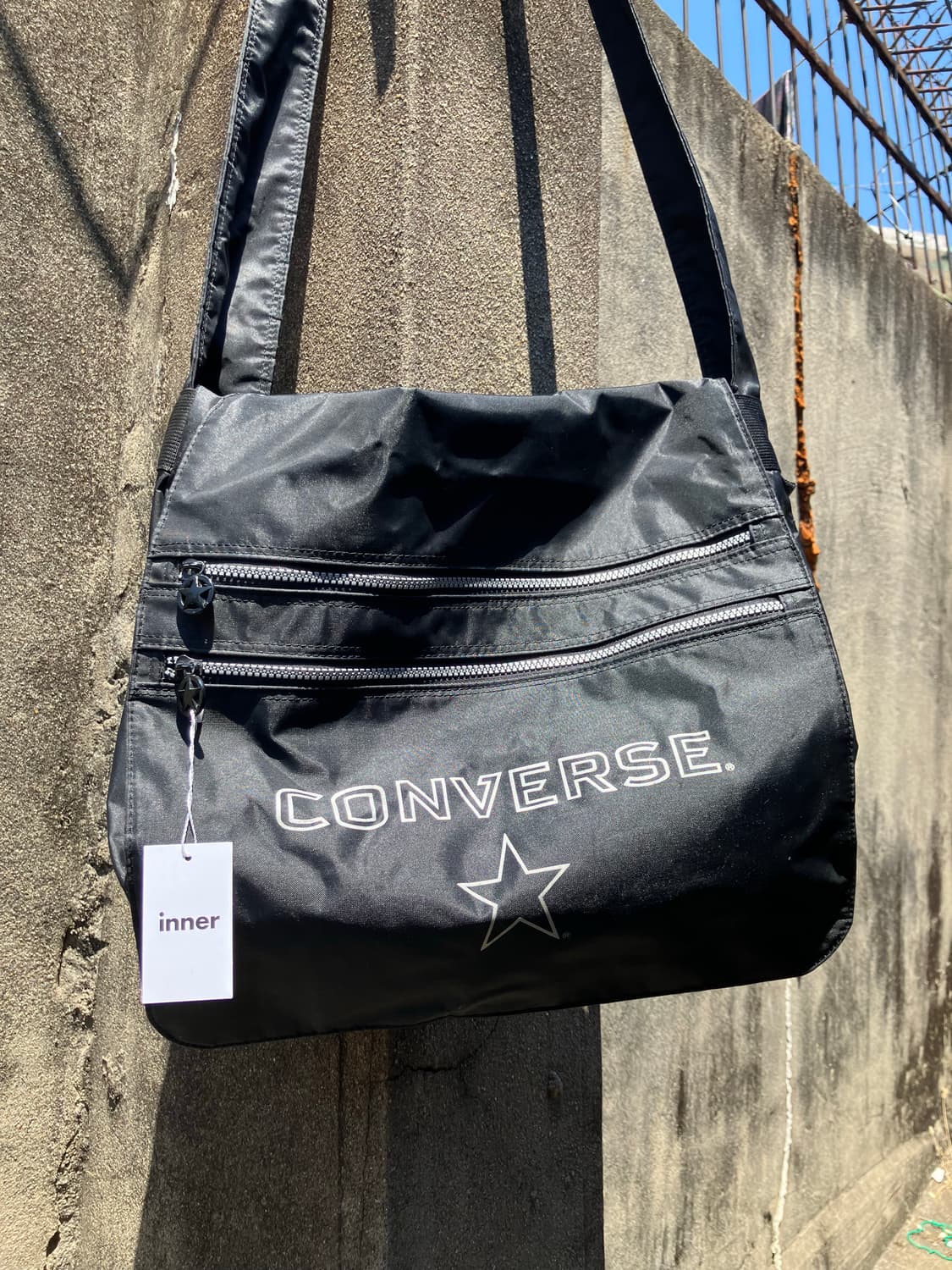 Converse 블랙 나일론 메신저백 상품이미지1