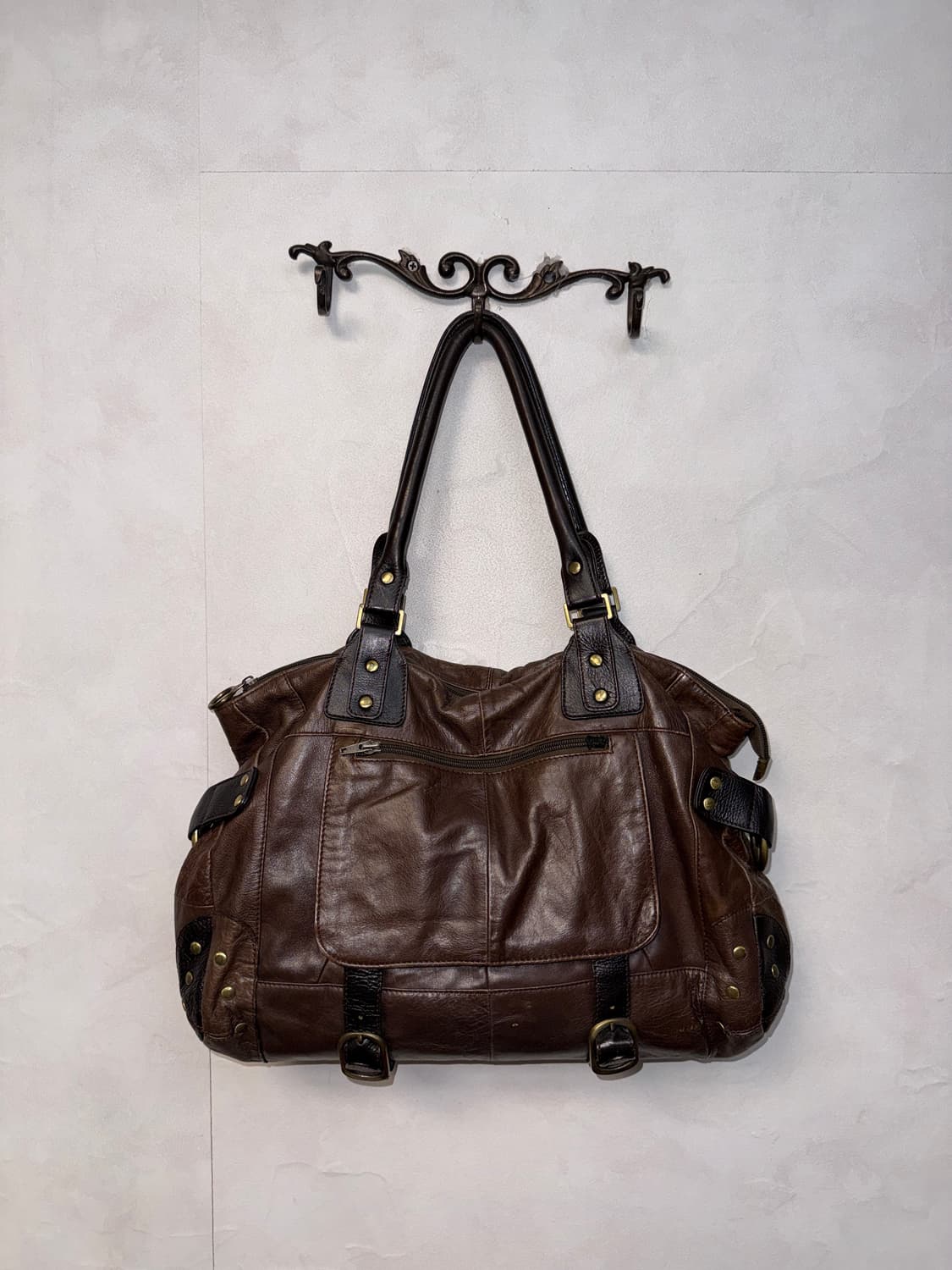 Brown stud buckled leather shoulder bag 상품이미지1