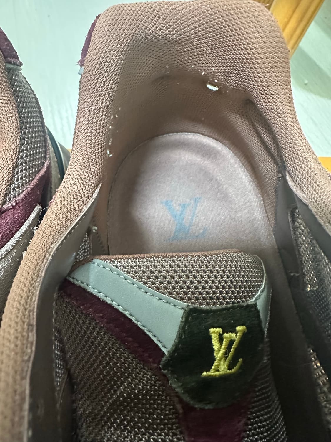 [6] 루이비통 20SS 메인컬렉션 블루 네임택 스니커즈 버건디 상품이미지7