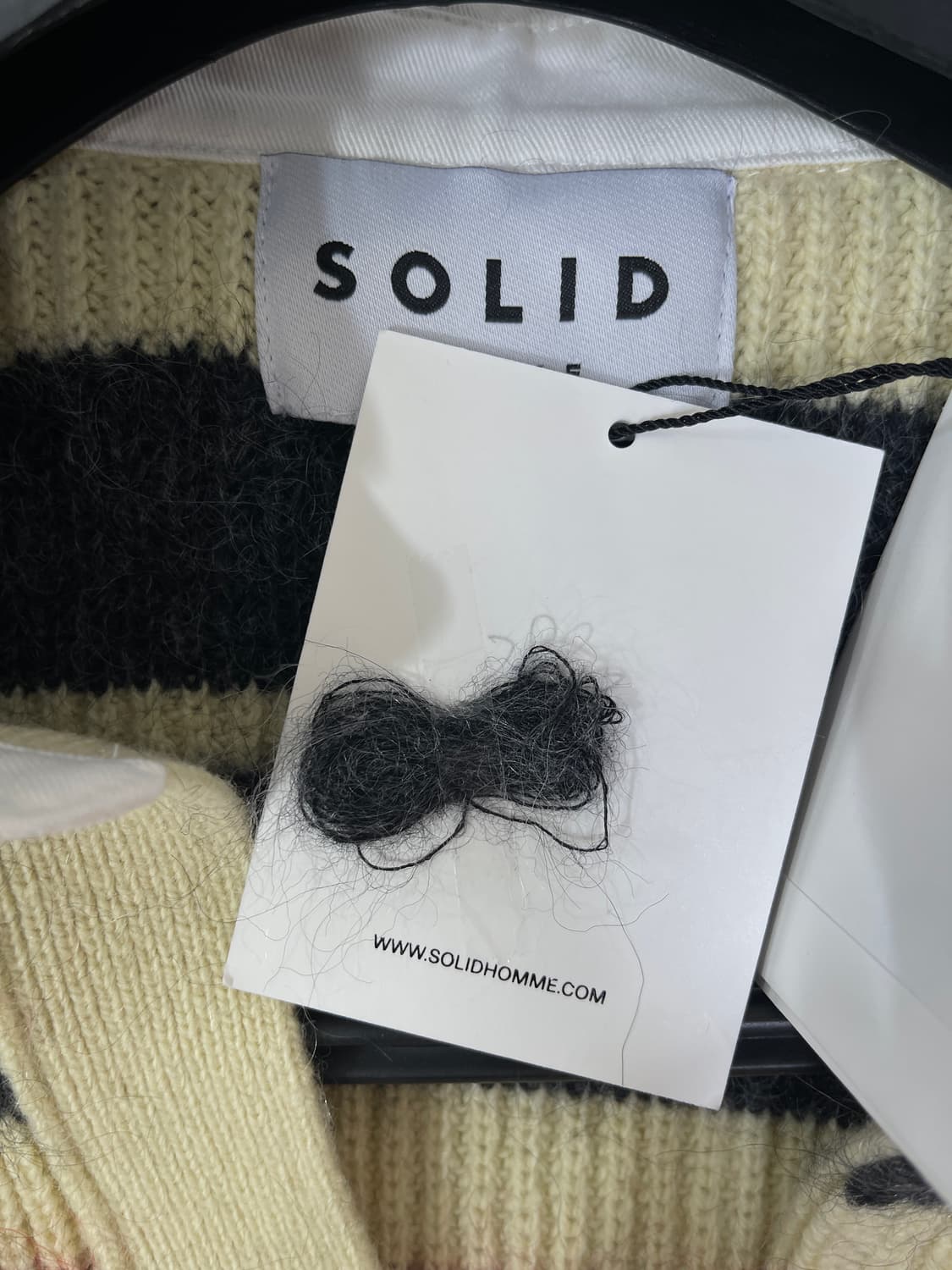 (25새상품)솔리드옴므 옐로우 스트라이프 오픈 칼라 니트 상품이미지7