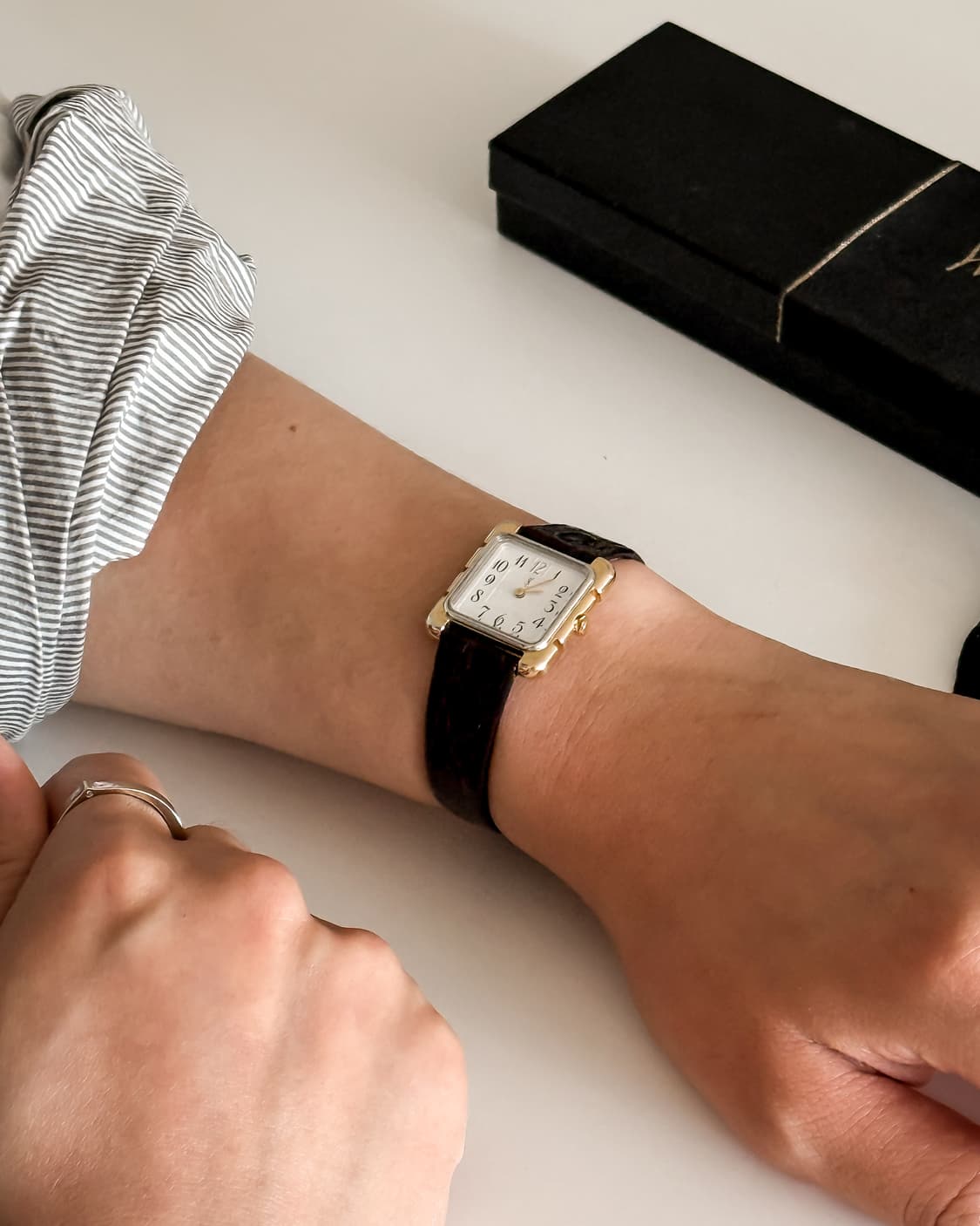 입생로랑 스퀘어 골드 미니 시계 상품이미지5