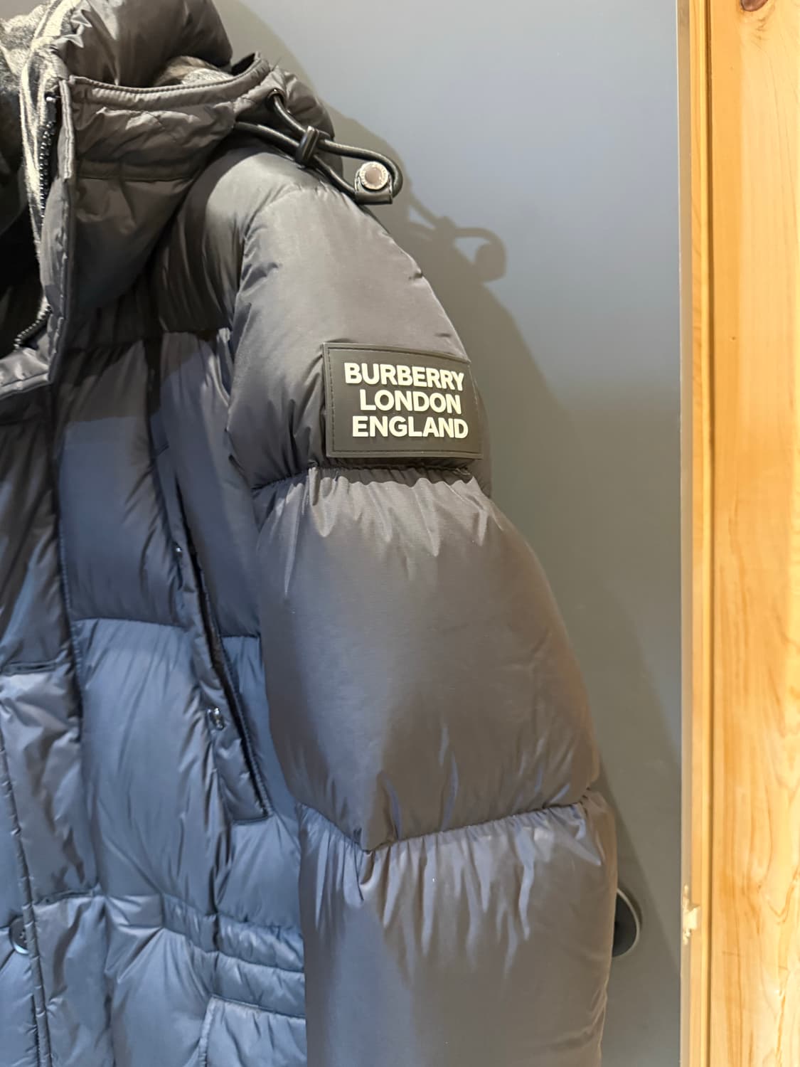 버버리남성블랙패딩  상품이미지4