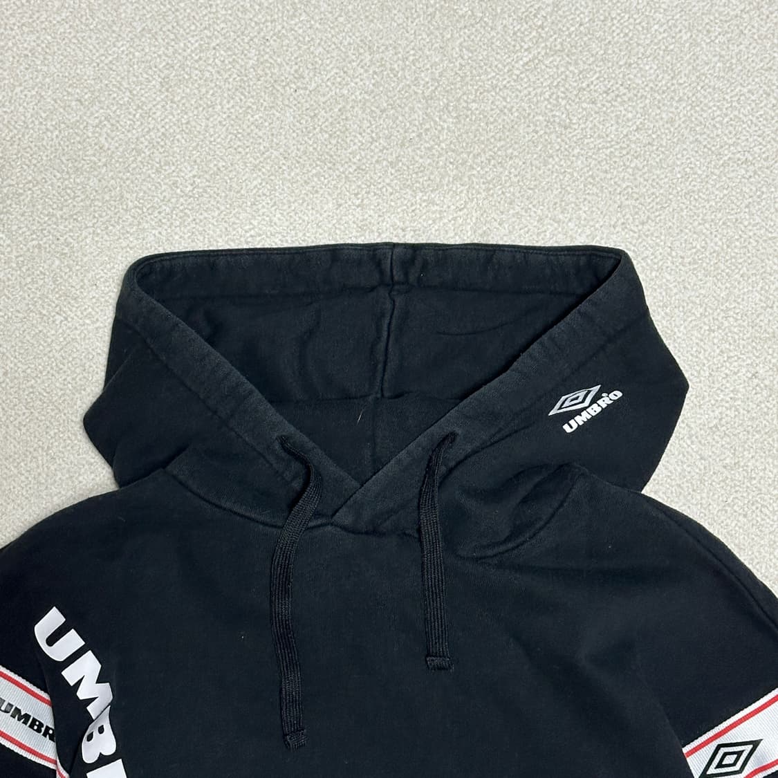 엄브로 로고 테이프 후드티 상품이미지5