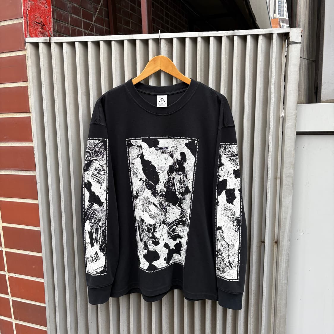 나이키 acg ROCK 롱슬리브 상품이미지1