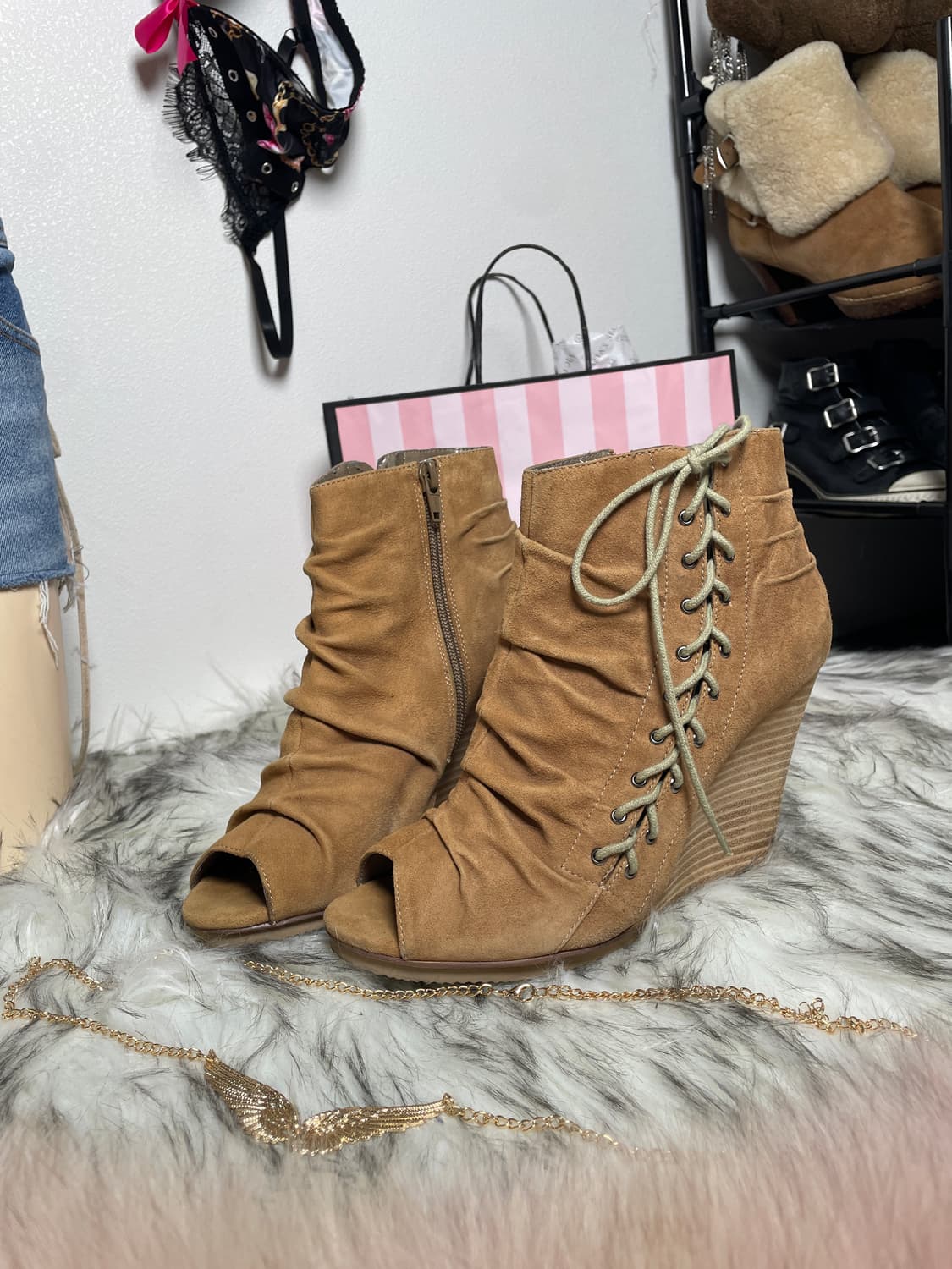 Aldo 스웨이드 셔링 오픈토 앵클 웨지힐 부츠 레이스업 상품이미지1