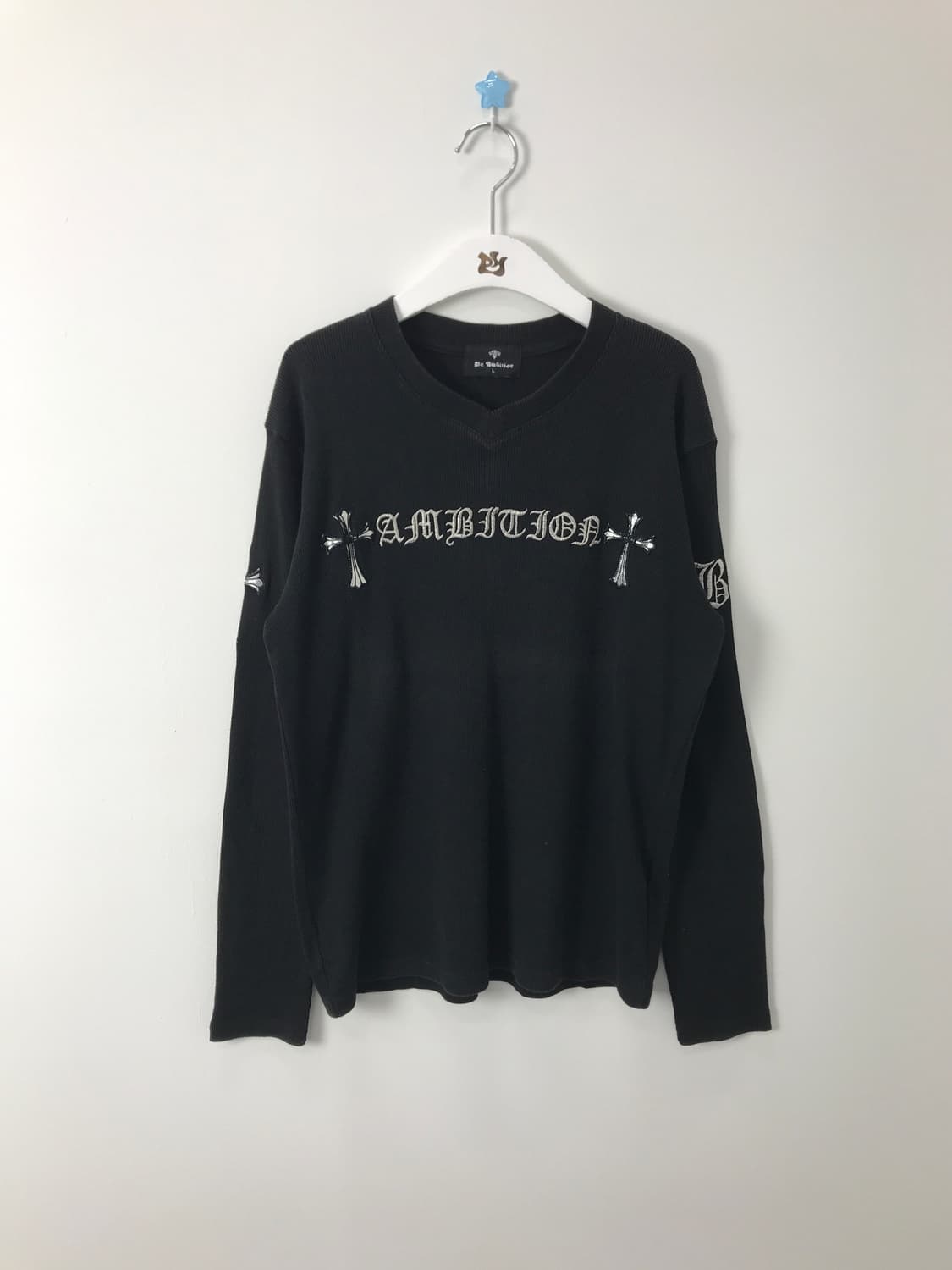 'AMBITION' Gothic Cross V-Neck Tee 상품이미지4