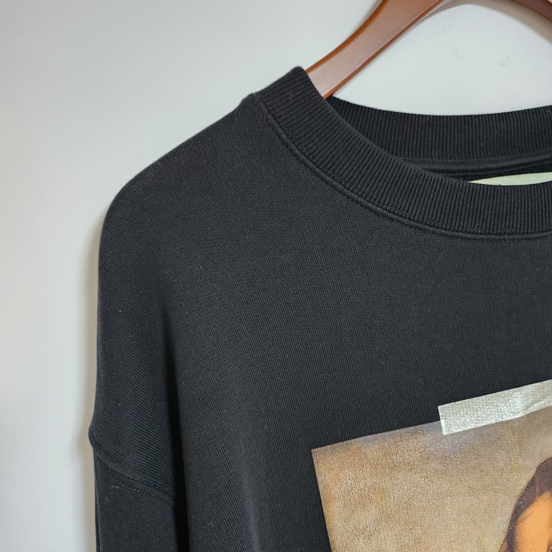 [L] 오프화이트 블랙 모나리자 맨투맨 OMBA003S18003012 상품이미지4