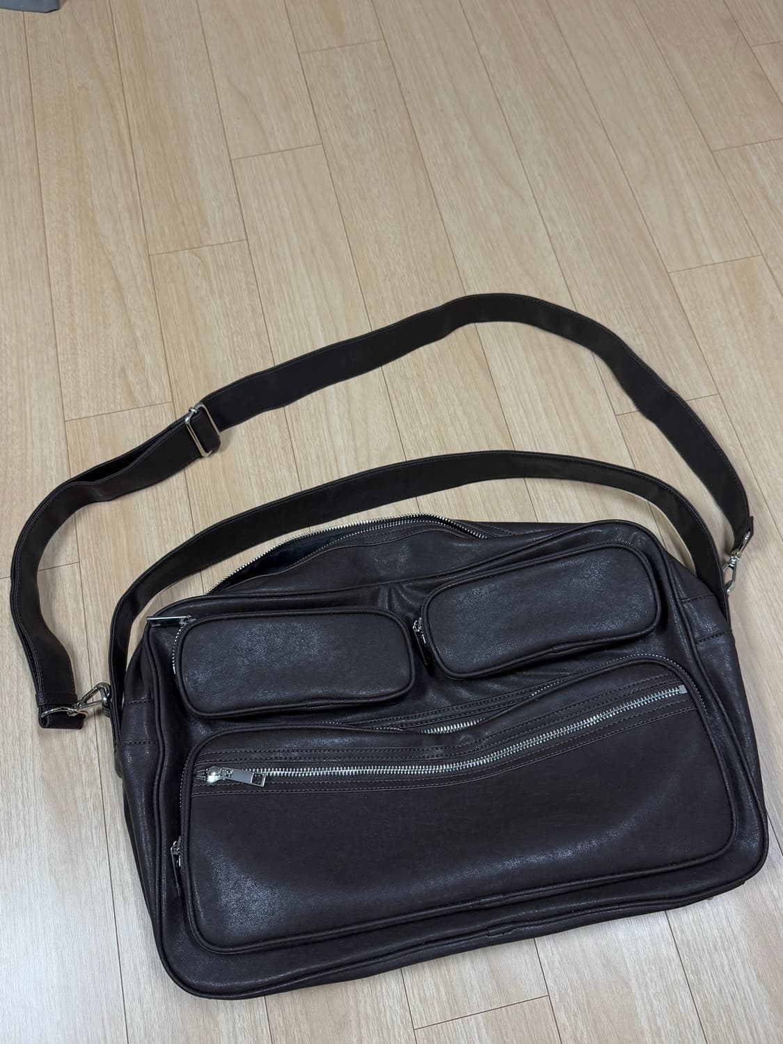 노이즈 멀티 쉘 레더 숄더 토트백 버건디블랙 상품이미지2