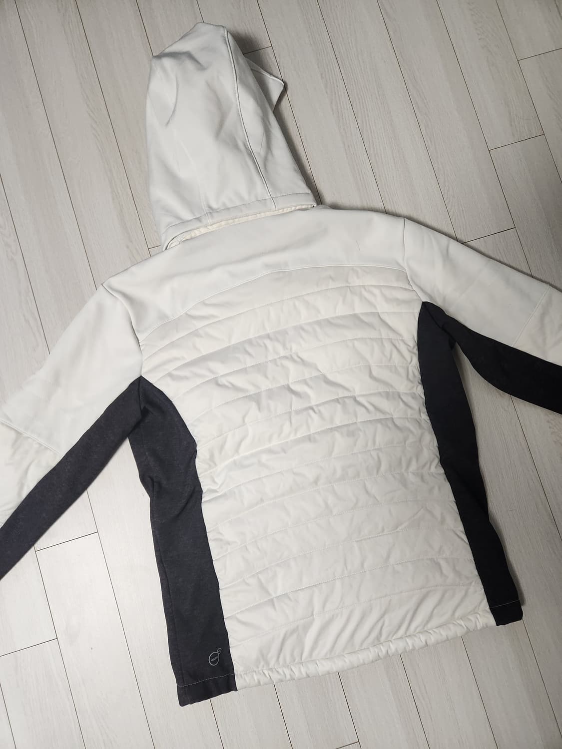 푸마 윈드브레이커 기모 자켓 사이즈L

오염 하자 없이 깨끗해요

겨울  상품이미지8