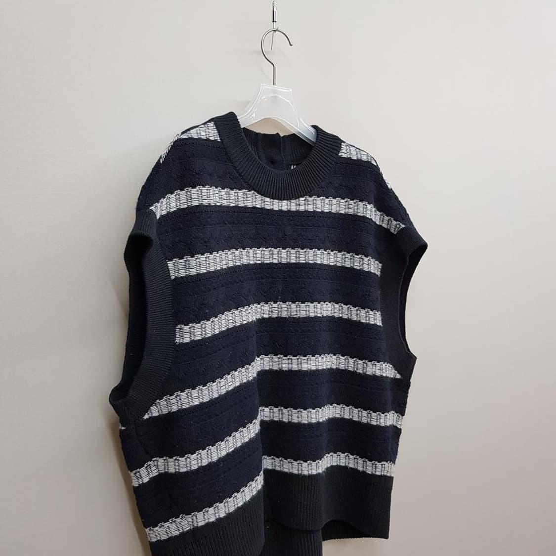 한섬 시스템 2022 스트라이프 니트 베스트  F사이즈 상품이미지4