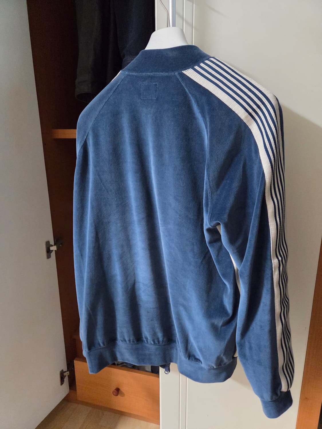 니들스 트랙자켓 벨벳 벨루어 마린 블루 XL사이즈 팔아요 상품이미지3