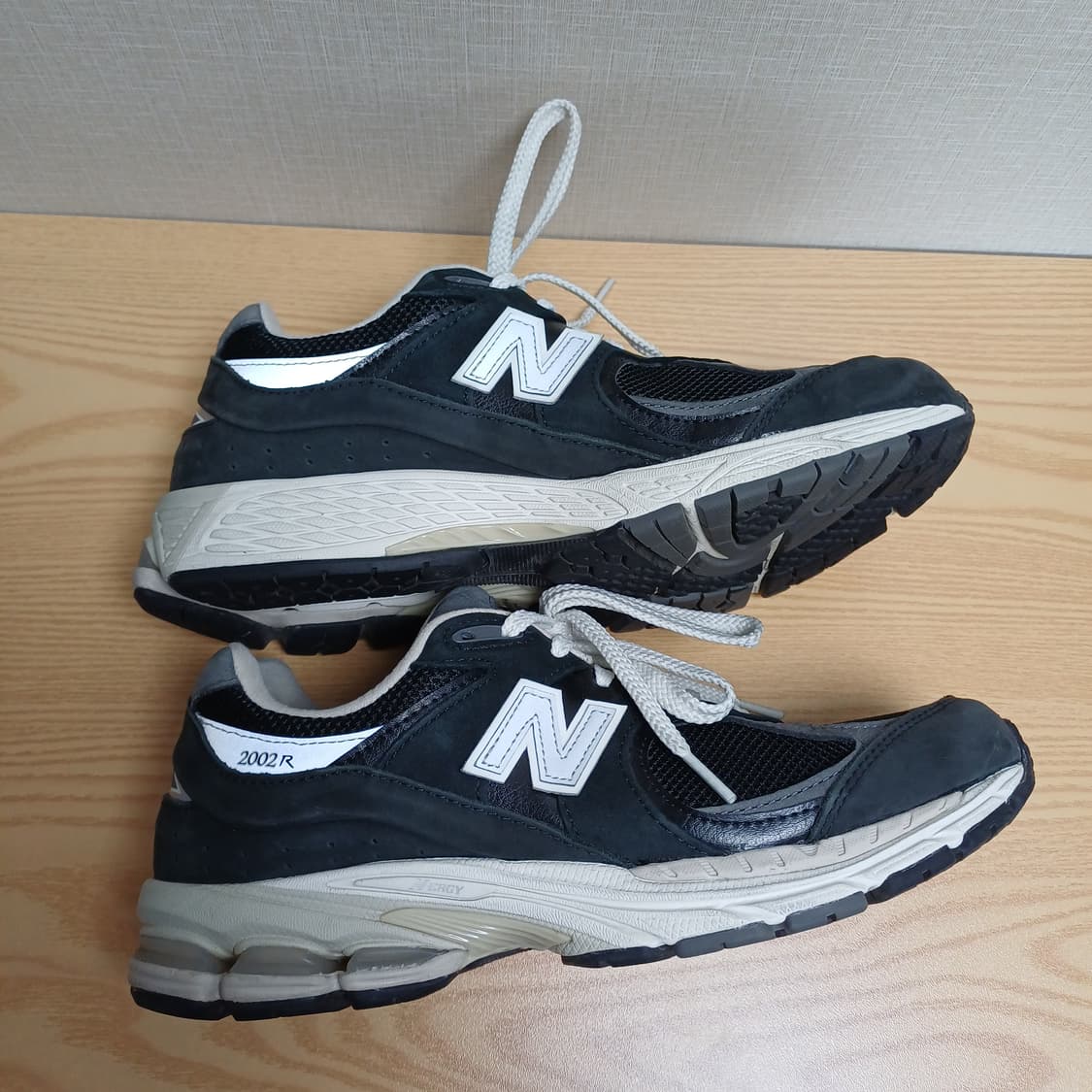 뉴발란스 2002r 프리미엄 빈티지 블랙 265사이즈 상품이미지4