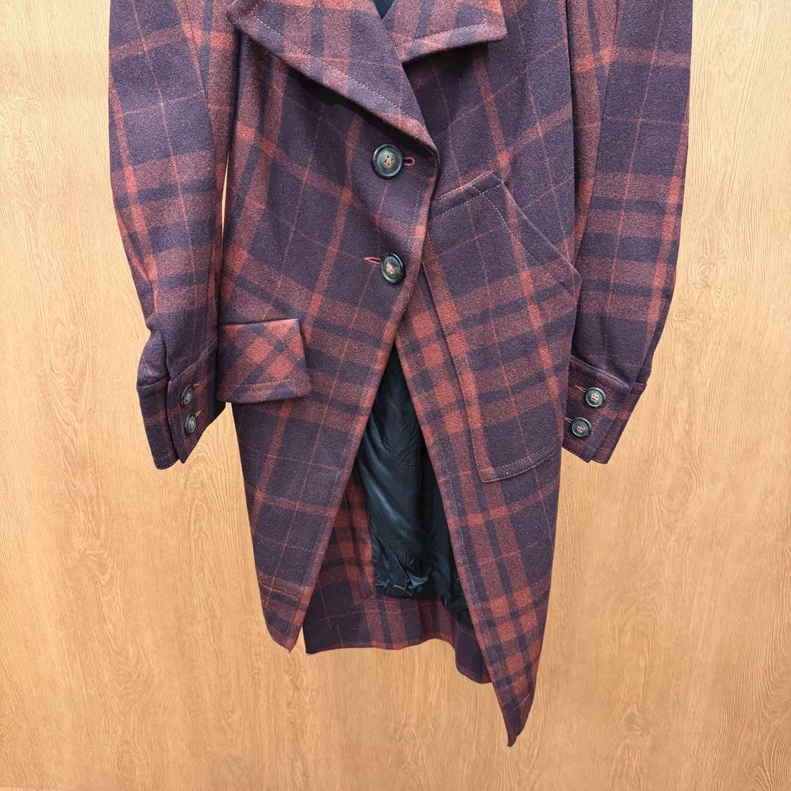 비비안 웨스트우드 체크 울 코트 언밸런스 버튼 디테일 레귤러핏 레드 상품이미지5