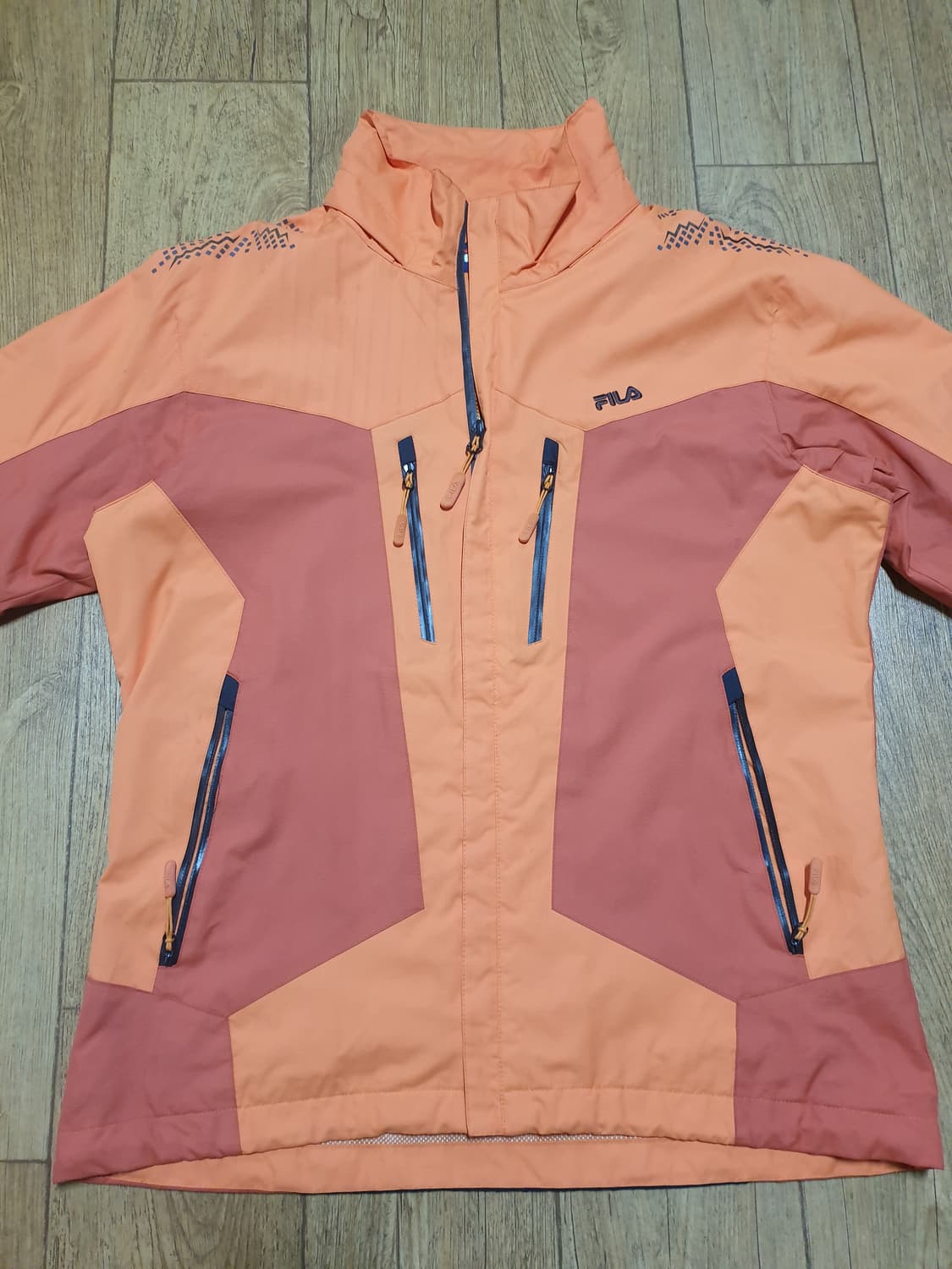 1207 휠라 아웃도어 바람막이 95 사이즈입니다 상품이미지1