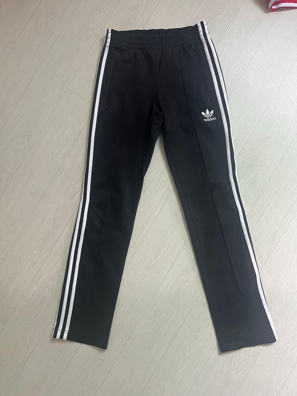 아디다스 유로파 트랙팬츠(블랙, 레드, 여성s) 상품이미지1