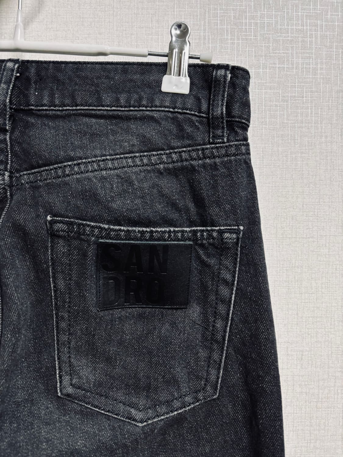 산드로 블랙 컷오프 데님 팬츠 상품이미지3