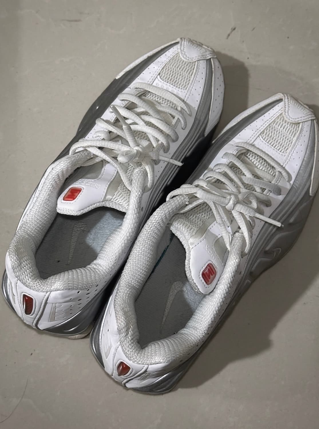 나이키 샥스 R4 화이트 앤 메탈릭 플래티넘 250 상품이미지1