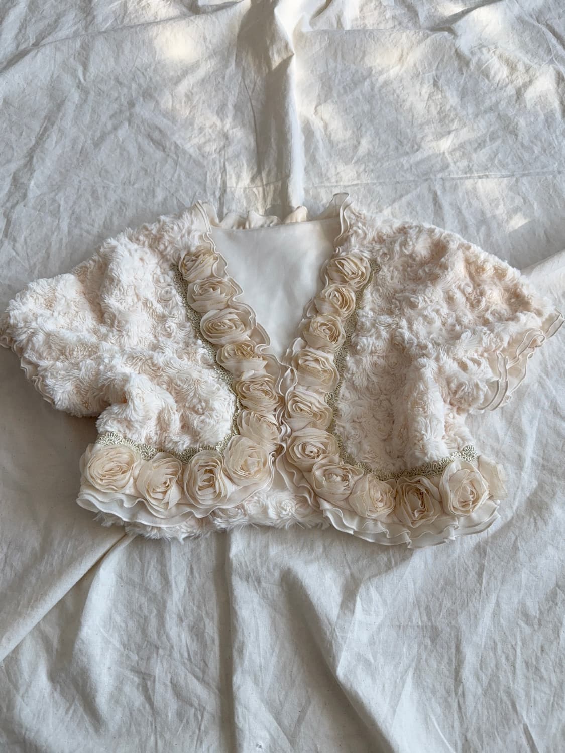 엑시즈팜 라이트베이지 엔틱 페어리 크롭 퍼 볼레로 상품이미지1