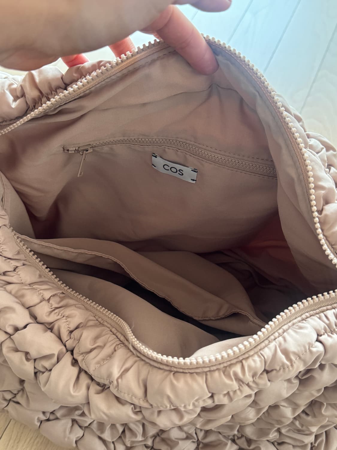 제니 COS 퀼티드 오버사이즈 숄더백 베이지 상품이미지4