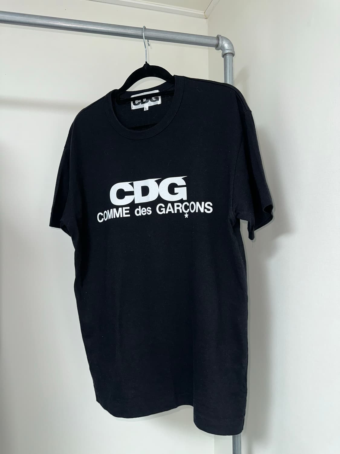 [정품] 꼼데가르송 CDG 로고 반팔 티셔츠 상품이미지1