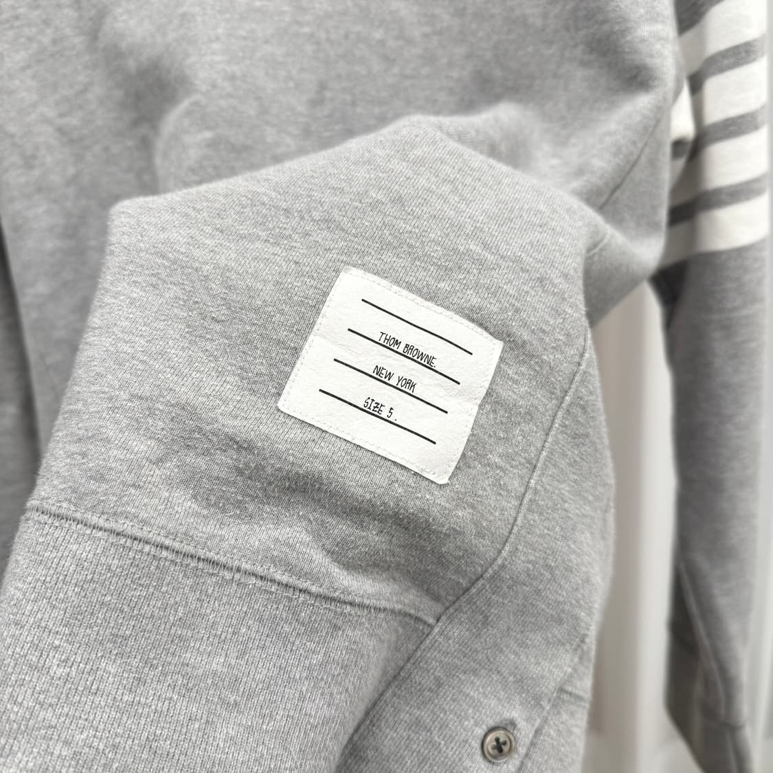 [5] 톰브라운 사선완장 맨투맨 상품이미지3