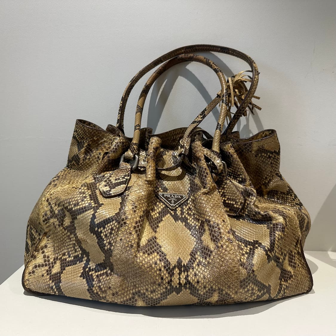 14ss 프라다 리얼 파이톤 레더 덤플링백 상품이미지3