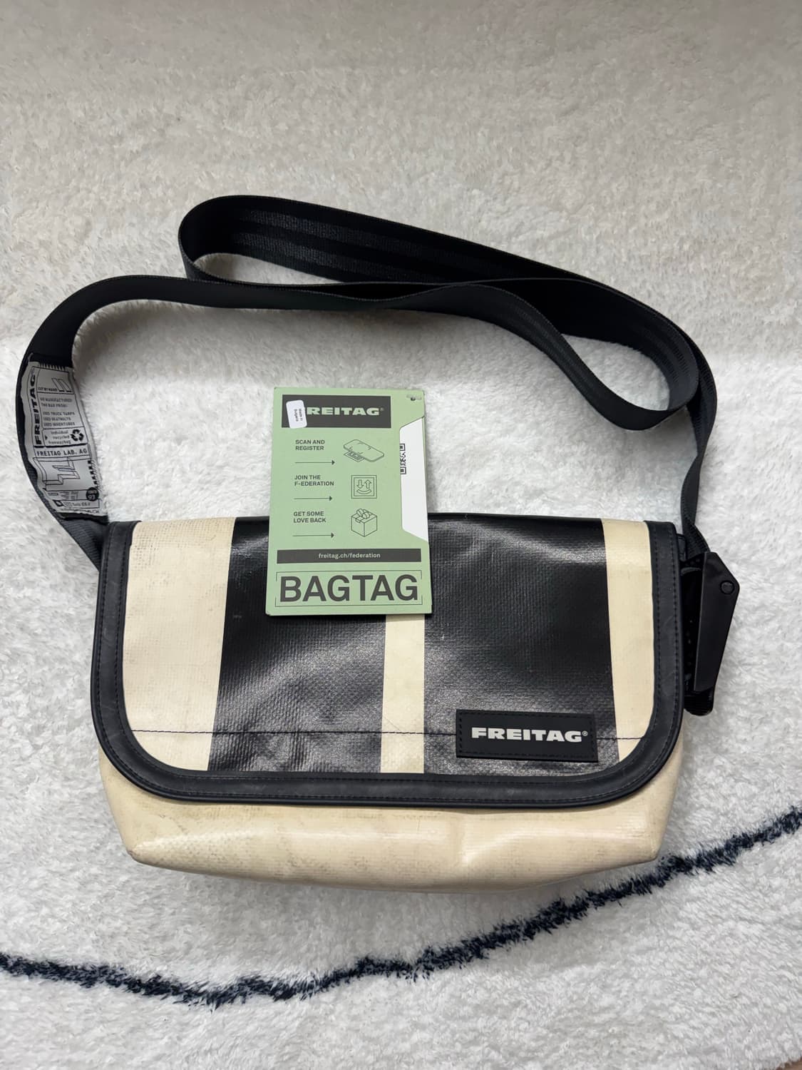 프라이탁 F41 하와이파이브오 흰검 상품이미지1