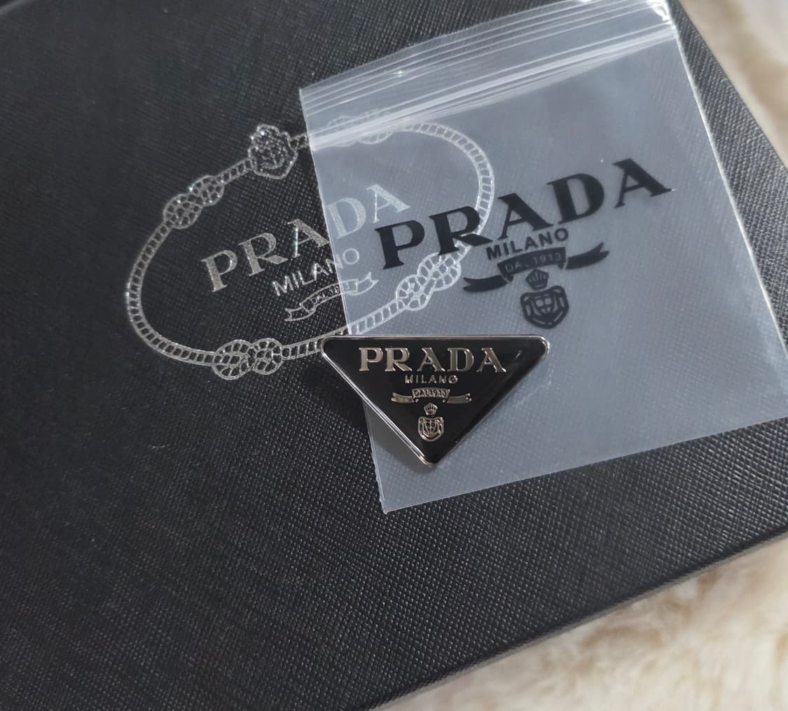 빈티지 프라다 유광 블랙 브로치 상품이미지4