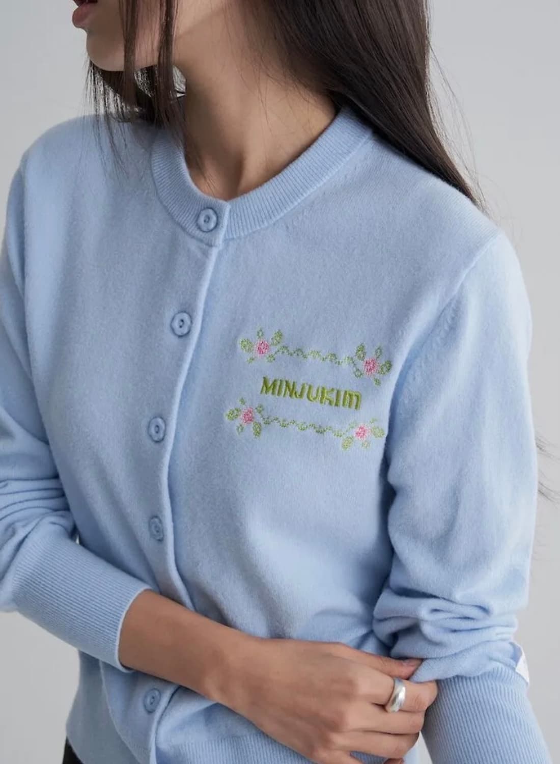 민주킴 x 에잇세컨즈 자수 긴소매 가디건 하늘색 상품이미지2