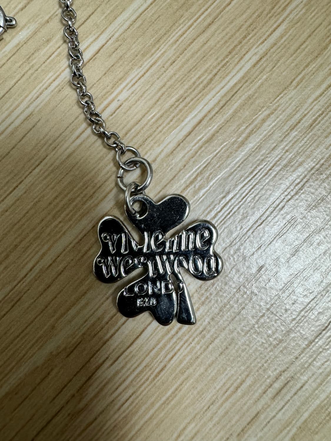 비비안웨스트우드 네잎클로버 팔찌 판매 상품이미지5