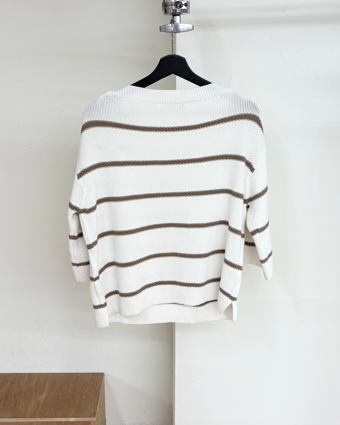 막스마라 화이트 브라운 스트라이프 숄더버튼 니트 상품이미지6