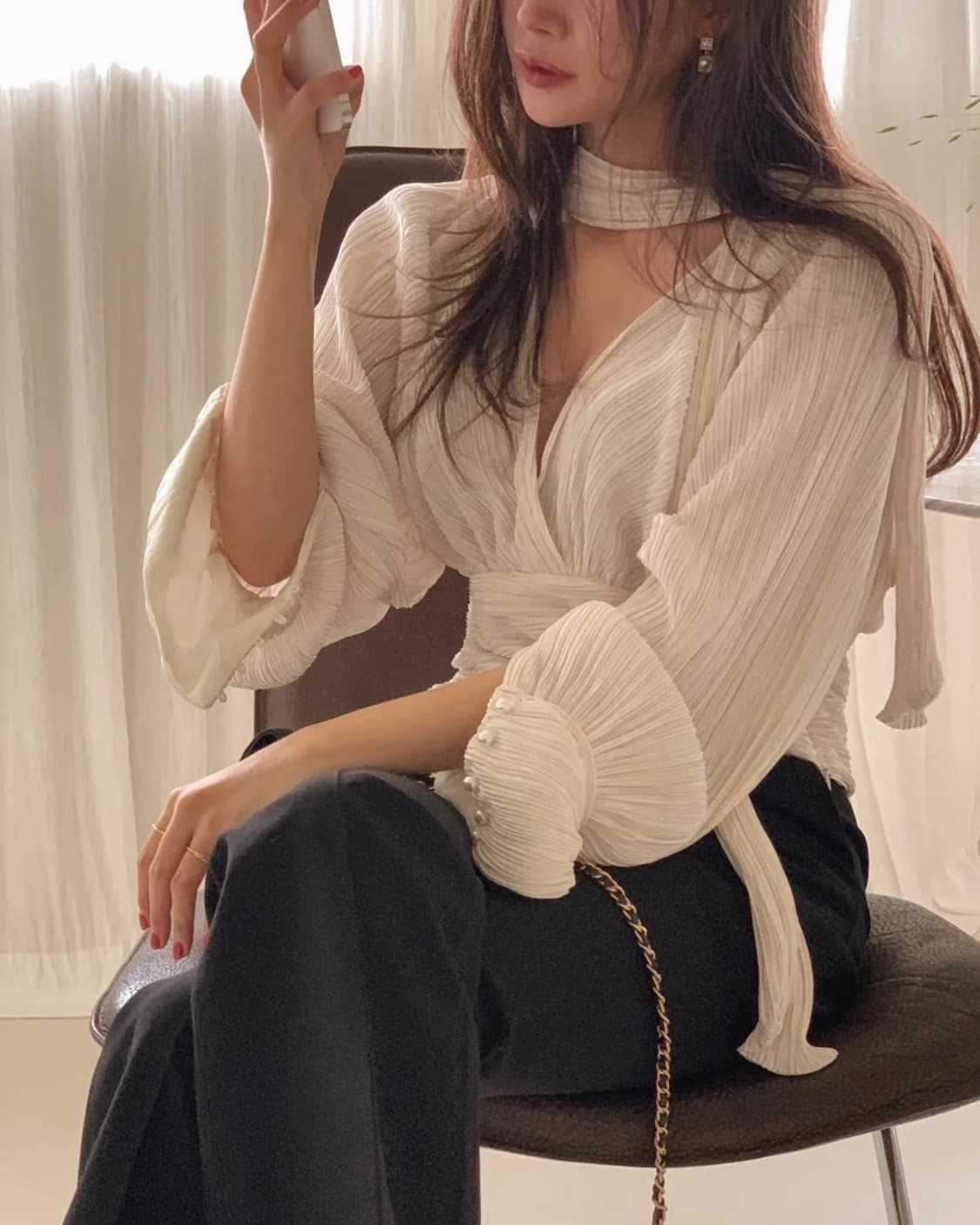 러브썸원 플리츠 스카프 랩 블라우스 - 아이보리 (하객룩·연말룩 추천) 상품이미지6