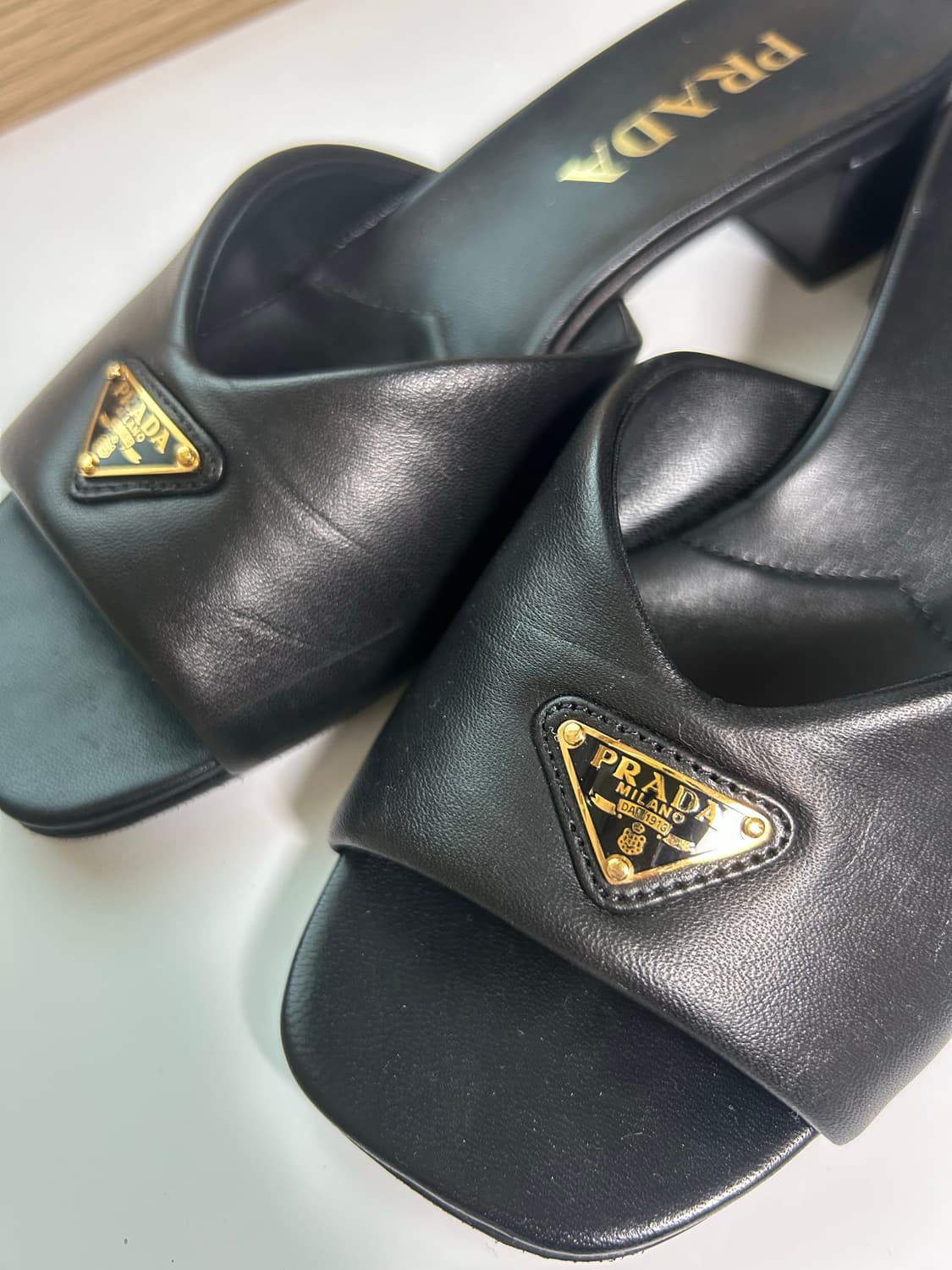 정품) 프라다 패딩 나파 가죽 샌들 36 상품이미지5