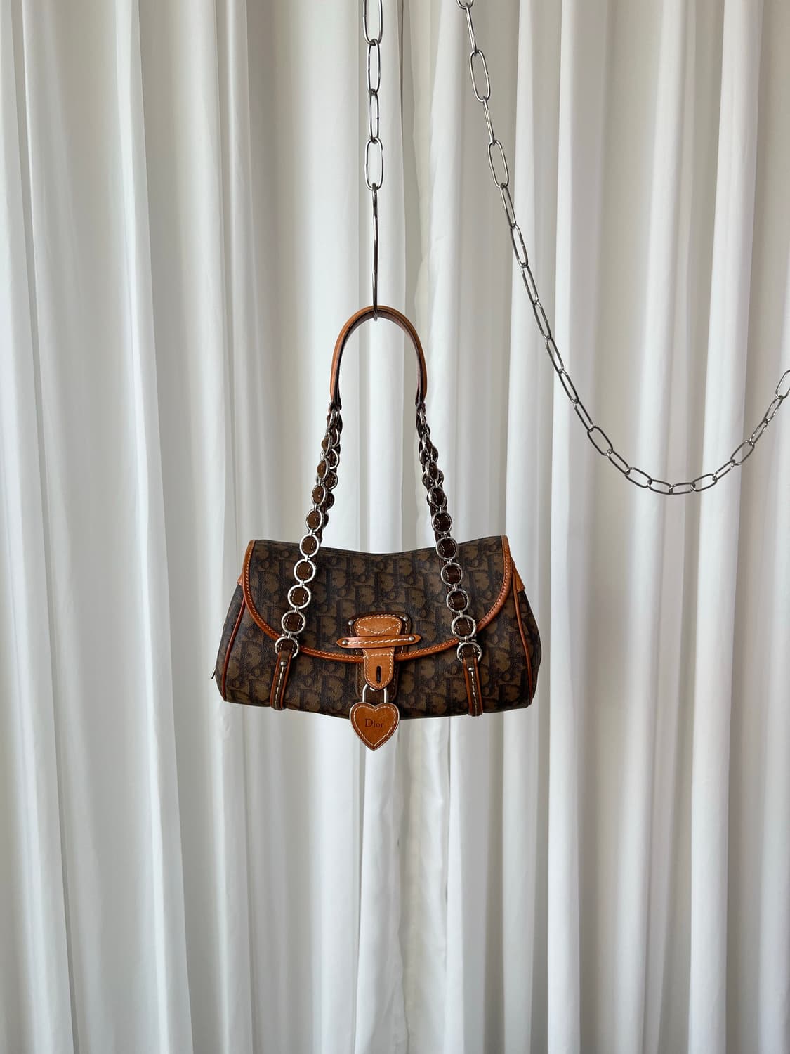 디올 로맨틱 트로터 하트 참 숄더백 상품이미지1