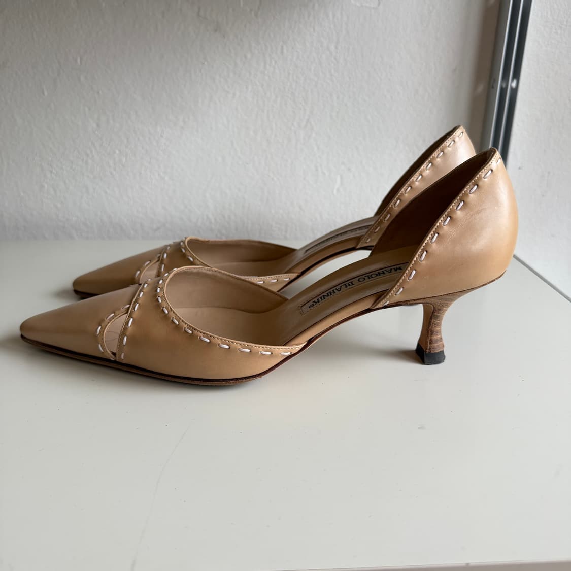 마놀로 블라닉 누디 스틸레토 컷아웃 디테일 키튼 힐 상품이미지3