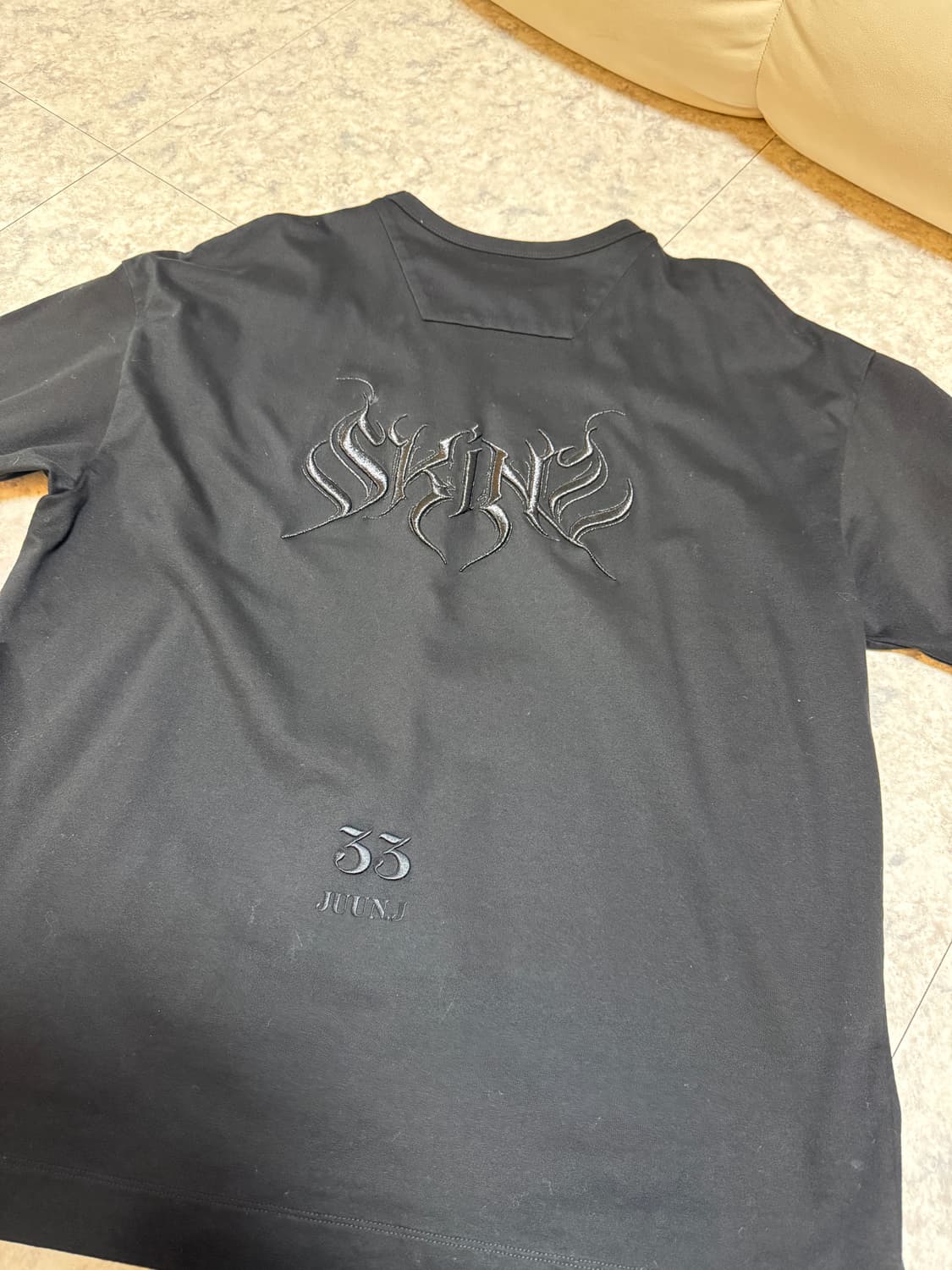 준지 남성 블랙 자수 티셔츠 상품이미지1