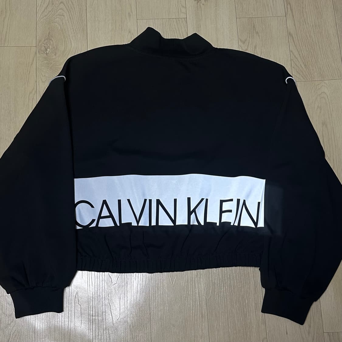 캘빈클라인 블랙 크롭 맨투맨 상품이미지1